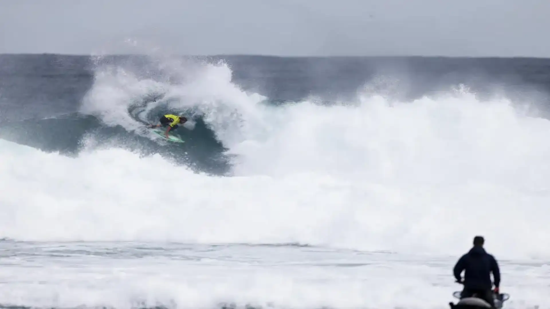 Wilkinson (Australia) and Conlogue (USA) dominate the World Surf League