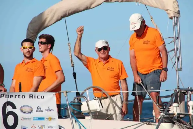 Enrique Curt levando su brazo derecho tras cruzar la línea de llegada en Puerto del Rey. El veterano navegante y empresario catalán es esencial para entender la náutica en las últimas décadas (Foto Skipper)