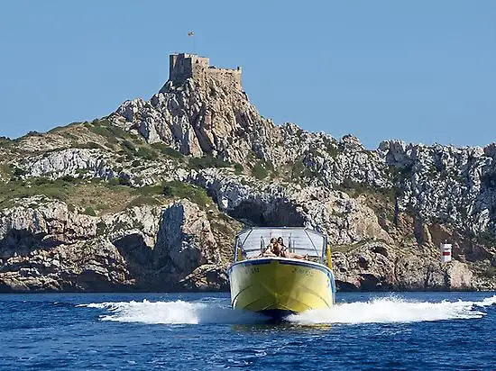 Por 40 euros persona Marcabrera ofrece una navegación de seis horas. Se puede contratar todo el año bajo encargo directo, y para el público en general está disponible del 1 de abril al 31 de octubre. Se sale de Ses Salines.