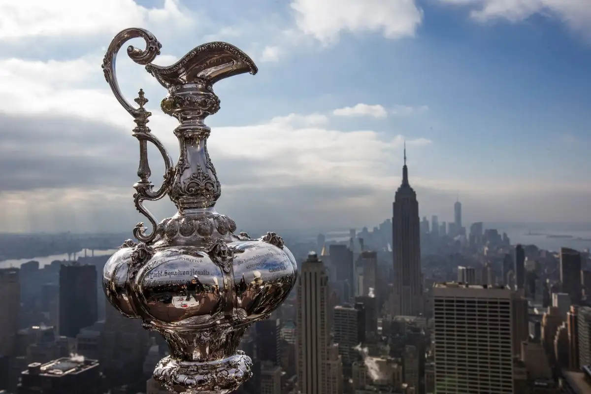 La Jarra de las Cien Guineas con Nueva York al fonodo. Foto: Rob Tringali/ACWSNY