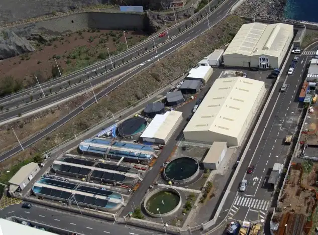 El Centro Oceanográfico de Canarias cuenta desde 1980 con una Planta Experimental de Cultivos Marinos exclusivamente dedicada a la investigación en el área de la acuicultura. Las instalaciones están completamente equipadas, incluyendo zonas de cría, prengorde, engorde y mantenimiento, permitiendo el desarrollo de estudios en un amplio rango de temas relacionados con las técnicas de cultivo de peces marinos y cefalópodos. Desde su creación la Planta de Cultivos ha sido ampliada y mejorada en varias ocasiones (1983, 1986, 1995, 2008) para adaptarse a los progresos y necesidades de la investigación.