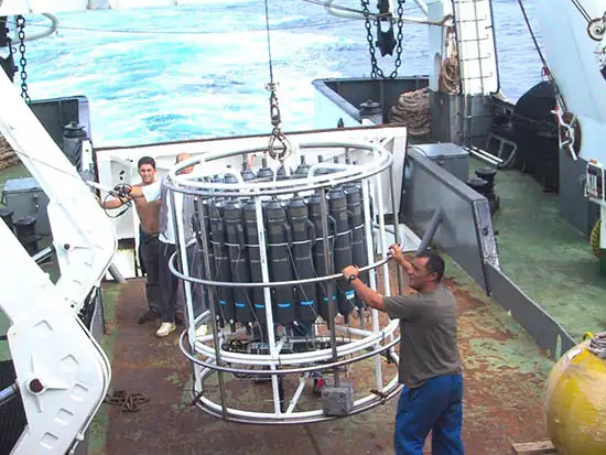 Roseta con varios sensores utilizada para el análisis de parámetros oceanográficos dentro de la Radial de Santander. IEO-Santander