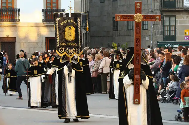 Lo religioso dentro de la más profunda tradición marinera tiene su espacio en el Gremio. Su acto más relevando el acompañamiento al Cristo Crucificado en la Procesión del Viernes Santo en Pontevedra.