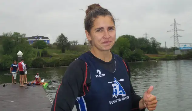 La palista vasca Begoña Lazkano del Club Donostia Kayak celebrando el haber logrado el billete para Río 2016.