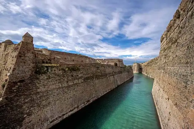 La Estación Náutica de Ceuta Se encuentra ubicada en un lugar inmejorable donde disfrutar de una gran variedad de propuestas turísticas, distinguiéndose de otros destinos turísticos nacionales por encontrarse en el norte de Africa, pudiendo disfrutar de las ventajas de estar entre dos mares y dos continentes. Para ello se han diseñado productos personalizados para todo tipo de demanda así como una amplia variada oferta de paquetes turísticos. Entre nuestros productos encontrarás actividades como el submarinismo, avistamiento de cetáceos, pesca deportiva, alquiler de veleros y rutas guiadas por nuestro litoral o en kayak, cursos de formación náutica y de buceo, amarre y reparación de embarciones, cicloturismo, senderismo y alojamiento de calidad. Asimismo podrás contar con las ventajas de una completa y variada oferta comercial a precios competitivos y de un incomparable puerto deportivo situado en pleno centro de la ciudad.