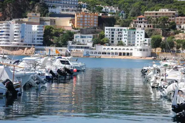 Sant Feliu de Guíxols Costa Brava dispone de un litoral privilegiado: con aguas cristalinas, un entorno natural fantástico y marco excepcional. Estamos situados en el corazón de la Costa Brava y poseemos la esencia más pura de esta nomenclatura: sabor mediterráneo en cuatro quilómetros y medio del litoral.