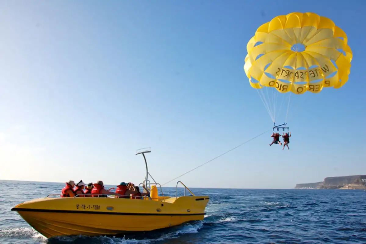 Está concebida como un espacio turístico que, beneficiado por las inmejorables condiciones climáticas de la isla, ofrece durante todo el año numerosas actividades náuticas, complementado con la amplia y variada oferta alojativa. La opción ideal para disfrutar del mar con la absoluta garantía y calidad que ofrecen todas las empresas asociadas a la marca. Actividades como vela, excursiones en barco, avistamiento de cetáceos, windsurf, surf, remo, motonáutica, parasailing, pesca deportiva y submarinismo son solo algunas de las posibilidades que ofrece Estación Náutica Gran Canaria para sentir la grandeza del mar los 365 días del año. Un destino para disfrutar del mar los 365 días del año 236 kilómetros de costa convierten a Gran Canaria en el destino perfecto para los amantes del mar y la práctica del cualquier tipo de deporte náutico