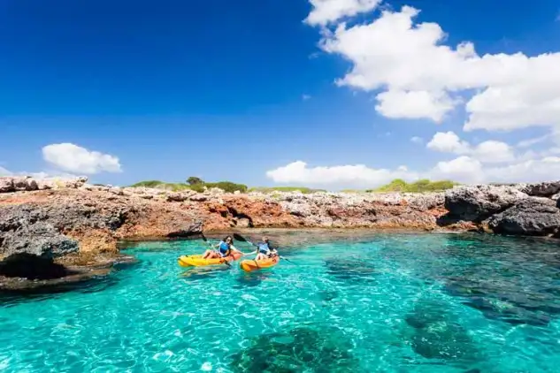 la isla de Menorca es Reserva de Biosfera. En el 2013, celebramos el 20 aniversario. Esto significa que su entorno natural es increíble. Playas vírgenes, bosques, acantilados, un mar de aguas cristalinas… un entorno espectacular en el que practicar su deporte favorito o probarlo por primera vez. Con tantos parajes donde elegir, no importa que prefiera tierra firme. Hemos pensado en ello de manera que con nosotros también podrá contratar actividades de senderismo, BTT, golf, spa, rutas a caballo…Tan sólo debe escoger la que más le apetezca.