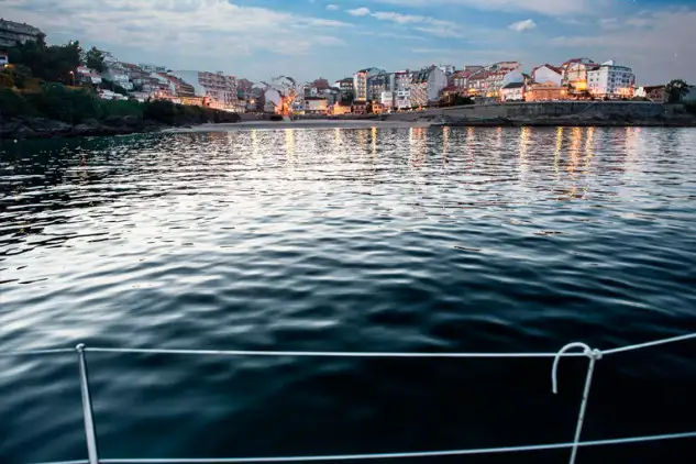 La Estación Náutica de las Rías Baixas, destaca por su gastronomía, excelentes marisco, pescados y vinos como el Albariño. A lo largo de la Ría de Arousa hasta Sanxenxo se pueden encontrar dieciséis puertos, lo que la convierte en el lugar ideal para la práctica de cualquier deporte que tenga el mar como base: Vela, Pesca, Buceo, etc. Miles de personas eligen cada año estos parajes para disfrutar de los deportes relacionados con el mar y disfrutar de la aventura y del viento. Este marco invita la práctica de los deportes de mar, al relax en los hermosos paisajes y al disfrute de la excelente gastronomía. La mesa esta puesta, ven a visitarnos.