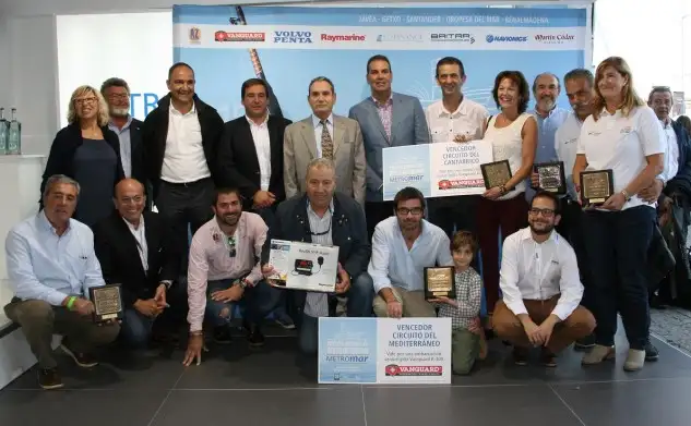 Foto de Familia de los premiados en el Circuíto Metromar 2015 durante el Salón de Barcelona.