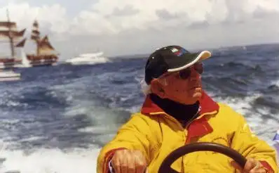 Marcial Sánchez Barcaiztegui a la caña (Foto Armada Española)