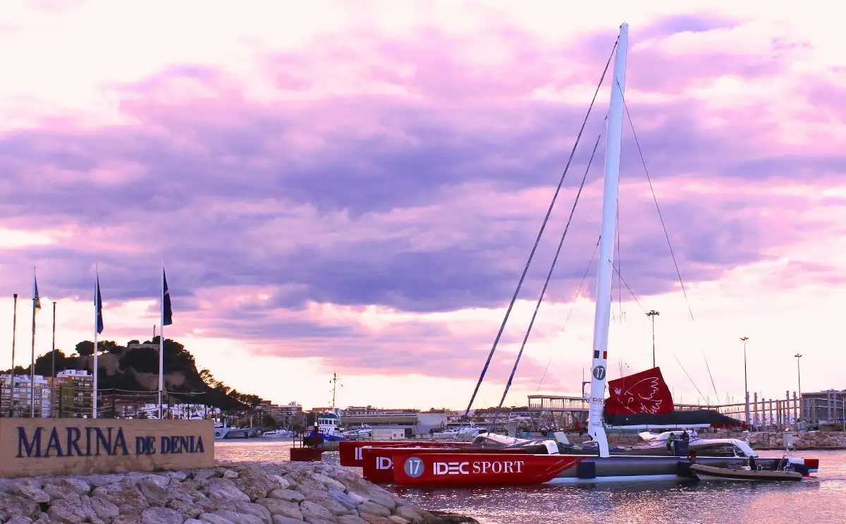 El espectacular IDEC Sport haciendo entrada en Marina de Dénia