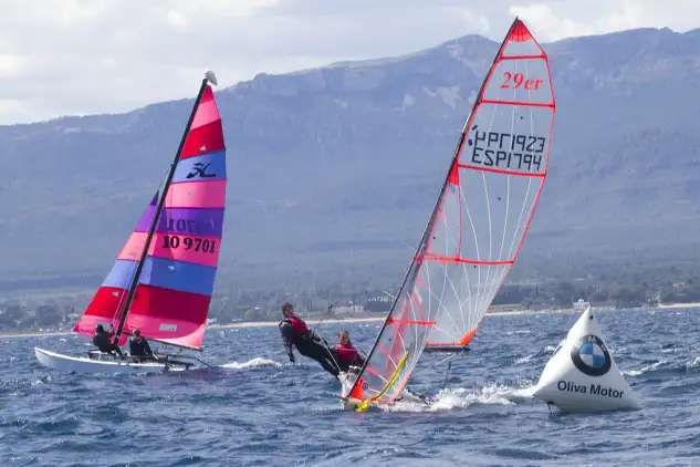 Un Hobie Cat y un 29er conviviendo en la Setmana Catalana de Vela. Foto: CN Cambrils