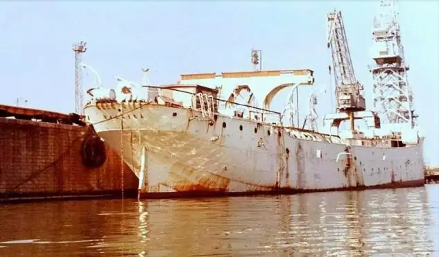 Aspecto lamentable del buque escuela, en sus años de Sevilla.