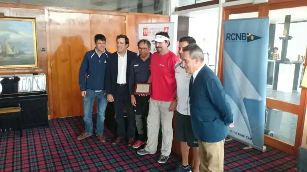 Los premiados con Xavier Torres, presidente de la FCV y Félix Escalas del RCNB.