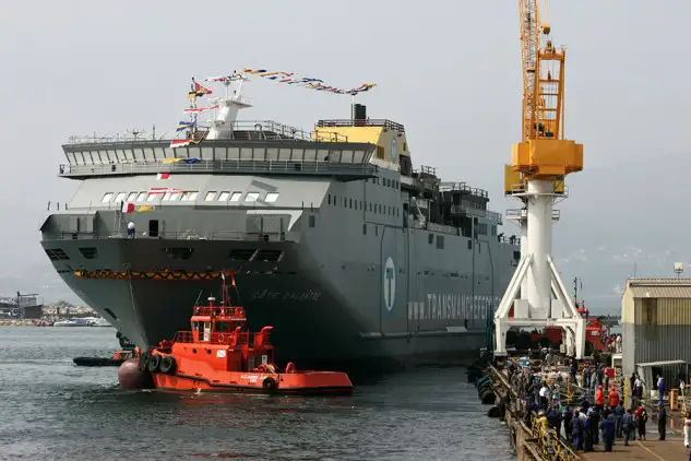 En el ecosistema productivo de un astillero intervienen proveedores de materias primas, ingeniería de diseño, tecnología, avanzados procesos industriales y las actividades propias generadoras de valor añadido. Este complejo flujo de negocio no funciona mediante corrientes independientes. Con cada nuevo pedido, la totalidad de los canales confluyen en las gradas hasta que de ellas emerge un barco singular. No hay dos iguales. De ahí la grandeza y también la meticulosidad y el rigor de la construcción naval.