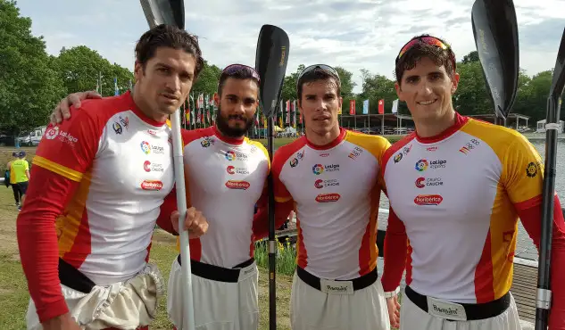 El K4 de Javier Hernanz, Rodrigo Germade, Oscar Carrera e Iñigo Peña se adjudico la victoria en la final B de la Copa del Mundo de Duisburg. Con el mejor crono de la jornada 2:51.488 llegaron a meta con un K4 de ventaja sobre Eslovaquia y Argentina. En la final A victoria de Australia 2:52.180 por delante de Rusia y Bielorrusia. También en la matinal de hoy 5º puesto de la final B de C2 1000 con Oliverira y Fernández, y en la final C de K1 500 4ª puesto para Contreras y 5º para Lazkano