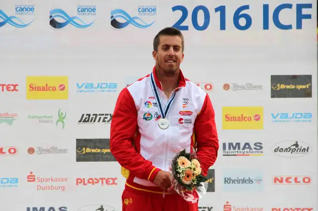 Sete Benavides (38.329) suma la tercera medalla para España en la Copa del Mundo de Duisburg luego de completar una sensacional regata en la final de C1 200 solo superado en los últimos metros por el que será su principal rival por el oro olímpico en Río 2016 el ruso Shtyl (38.280) . En la final de K1 200 metros también el zamorano Carlos Garrote (34.788) estuvo muy cerca del podio. Garrote finalizó 6º en una apretadísima llegada con 7 palistas en menos de medio segundo.