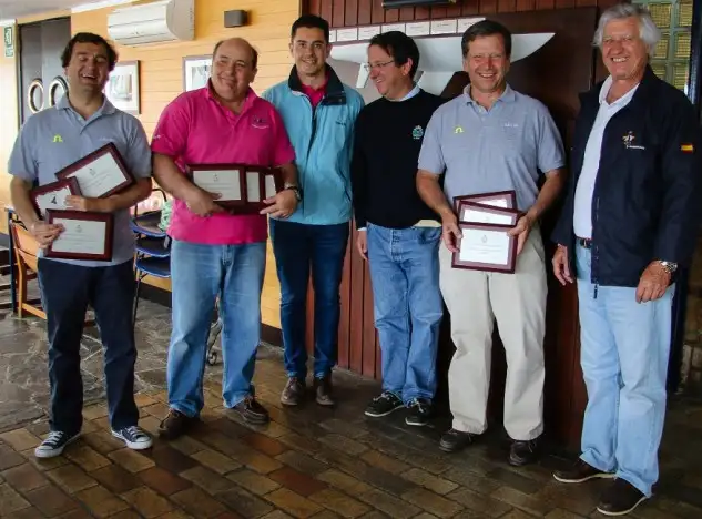 La tripulación de Sanbo, junto al edil de San Martín de Valdeiglesias, Luis Haro (centro) a su izda. Adrían Dupuy, presidente del RCNM; Carlos Elosegui, armador del barco y Guillermo Poyán, presidente de FEMAVE en último termino