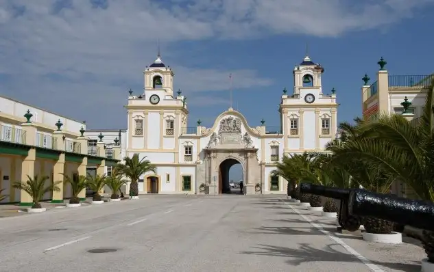La Carraca acogió en 1824 al Real Colegio Militar de Guardias Marinas.