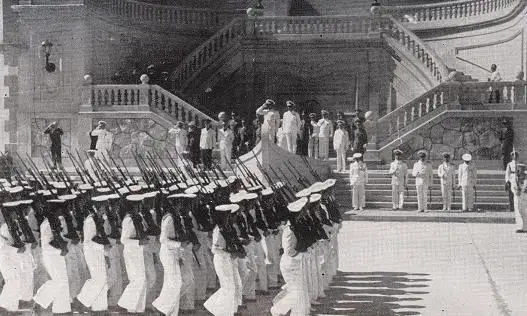 Imagen de PPKO del desfile de inauguración de la Escuela Naval Militar. Presidió los actos en Marín el Jefe del Estado, a quien acompañó el entonces Ministro de Marina, Don Salvador Moreno.