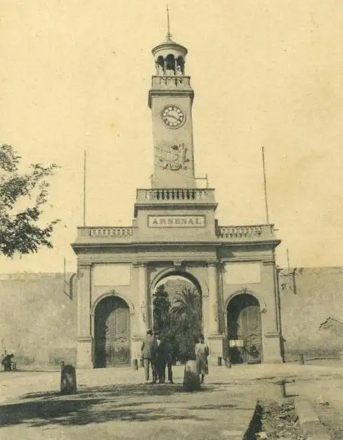 El acceso al Arsenal de Cartagena, donde en 1977 se establece una de las tres Academias de la Marina Española.