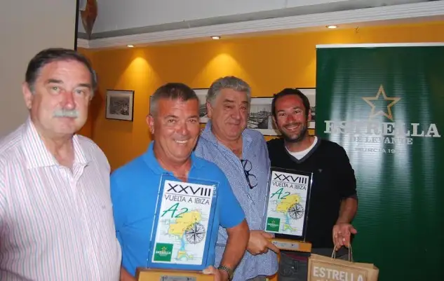 Aivis (CN Ibiza) - M. Guasch / E. Bosch en la entrega de trofeos junto a Juan Miguel Gómez (izqda.) de Estrella de Levante y Juan Torres, distribuidor de la marca en Ibiza (segundo por la dcha.- jersey negro)