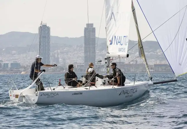 Nautica Watches de José María van der Ploeg, es co-lider en el Godó en J80. Foto: Nico Martínez