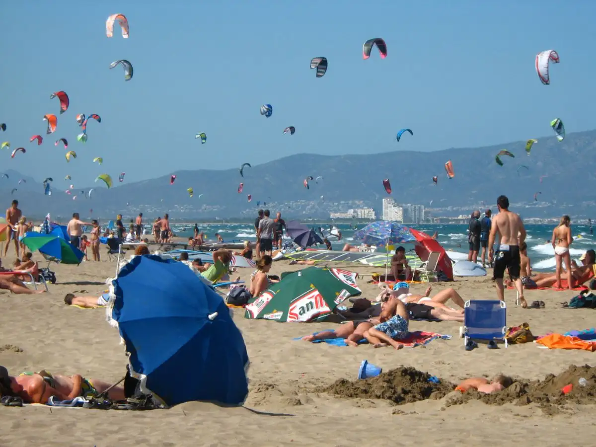 Kitesurfistas y bañistas comparten playa en Sant Pere Pescador (Girona). Foto: Spotrip