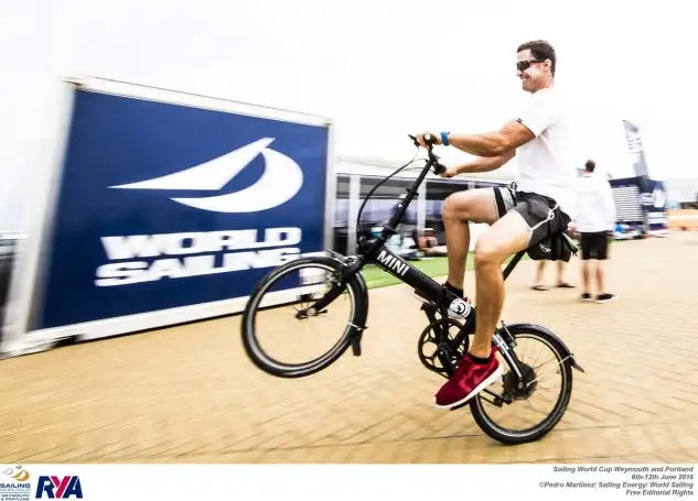 El gallego Iago López Marra espera la llegada del viento haciendo piruetas en bicicleta. Foto: Pedro Martínez