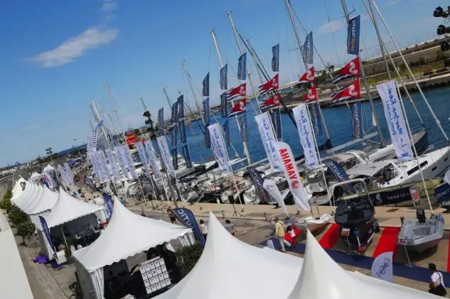  Siguiendo con la línea de cambio de rumbo del Valencia Boat Show 2016, la Unión de Empresas Náuticas (UEN), organizadora del evento, ha anunciado la incorporación de dos agencias encargadas de dirigir la estrategia de marketing y comunicación del certamen: Talentum Group, reconocida consultora deportiva, dirigirá la estrategia de marketing y patrocinios, y SeaClear, agencia y consultoría de comunicación con sede en Valencia y Londres y especializada en náutica, será la responsable de la estrategia global de comunicación. La sinergia entre ambas constituye un aporte de calidad y experiencia a un evento con un alto potencial. El nuevo presidente de la Unión de Empresas Náuticas (UEN) y actual presidente del Valencia Boat Show, Fernando Jiménez, considera este acuerdo como un paso más hacia la renovación del evento. El Valencia Boat Show busca consolidarse a través de una estrategia de calidad y profesionalización. La presencia de los mejores astilleros nacionales e internacionales presentando nuevos modelos de 2016, así como la posibilidad de poder probar las embarcaciones en el mar serán los principales atractivos de este salón náutico, a los que se unen las buenas condiciones climatológicas de la ciudad de Valencia en las fechas del certamen. 