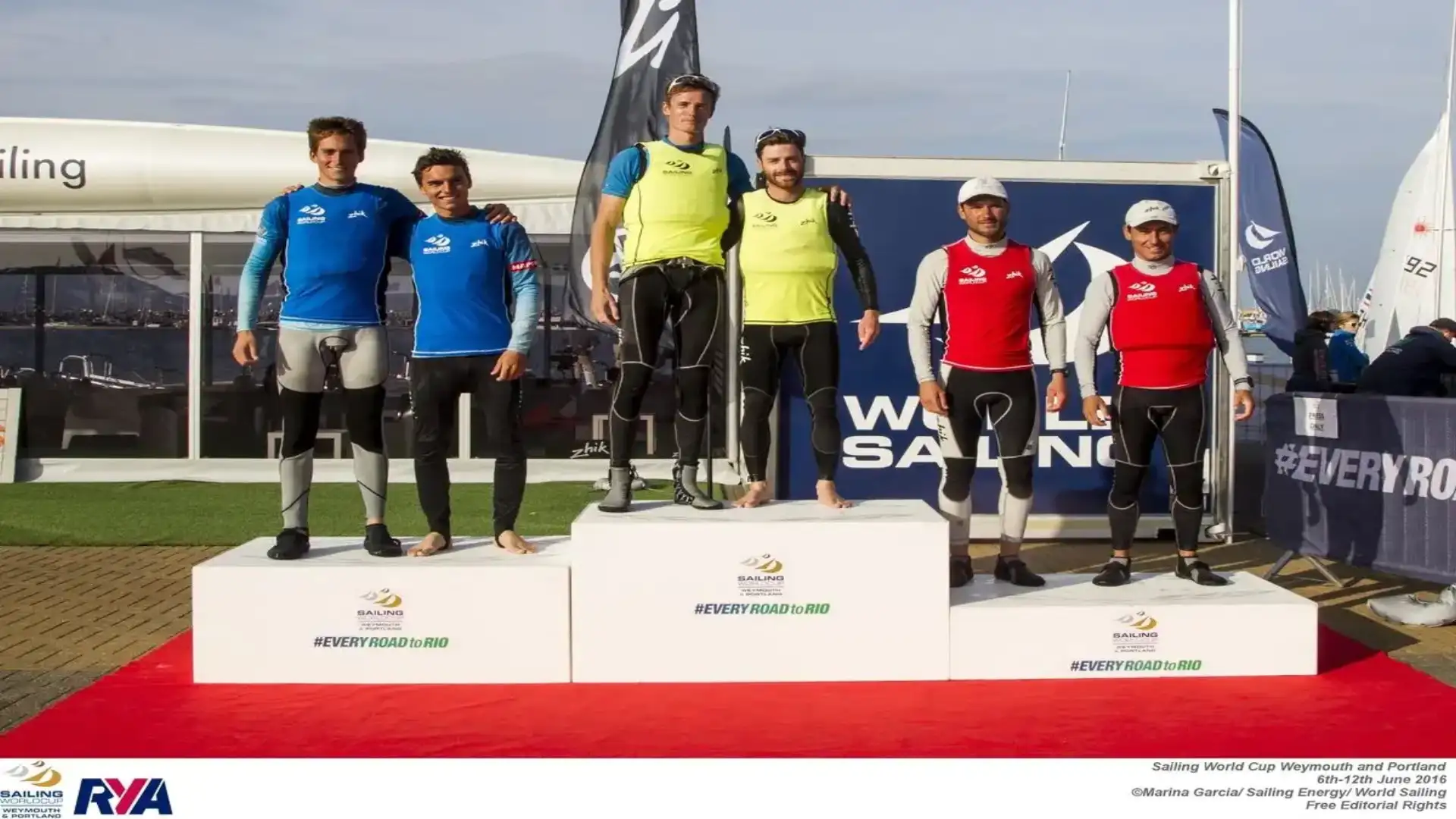 Xammar and Herp hang the silver medal in the Olympic waters of London 2012