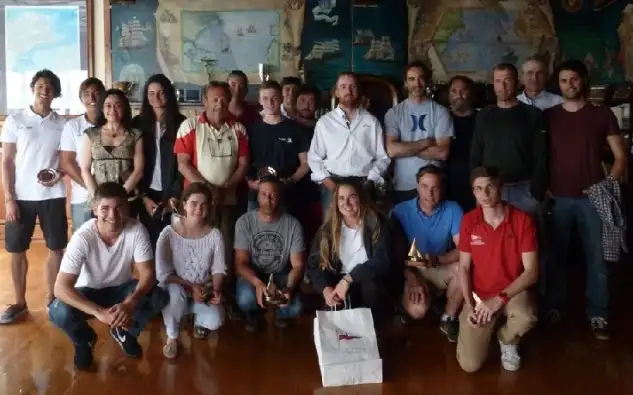 La entrega ha tenido lugar en el Puente de Mando del Real Club Marítimo de Santander, presidida por Jaime Yllera presidente del club cántabro. Estuvo presente Elena Valenzuela (hija de Juan de Dios Valenzuela) y el Secretario Nacional de la Clase Snipe, Martín Bermúdez. 