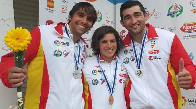 Maialen Chourraut gana la medalla de oro en la Copa del Mundo de Slalom Olímpico de la Seu 2016 con un crono de 99.61 en una manga sensacional. La australiana Jessica Fox plata y la alemana Funk bronce. Marta Martínez 8ª. La jornada se completaba con la histórica medalla en C2 de Dani Marzo y Jesús Pérez. Plata para los palistas de Ponts, ahora en las filas del Capitán Nemo en lo que es la primera medalla internacional de España en la categoría absoluta de la canoa doble. 