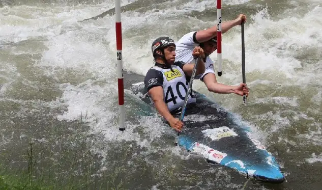 En la semifinal de C2 hombres, la otra prueba que se ha disputado esta mañana en el canal de aguas bravas del Parc Olímpic del Segre, la pareja de la selección española formada por los catalanes Daniel Marzo y Jesús Pérez del Club Capitán Nemo, han hecho una bajada espectacular que les ha colocado en la 1ª posición (103,41 segundos). Ya en las finales, el equipo de la Real Federación Española de Piragüismo (RFEP) ha hecho un gran resultado al bajar con un tiempo de 102,07 segundos y ninguna penalización y hacerse con la plata