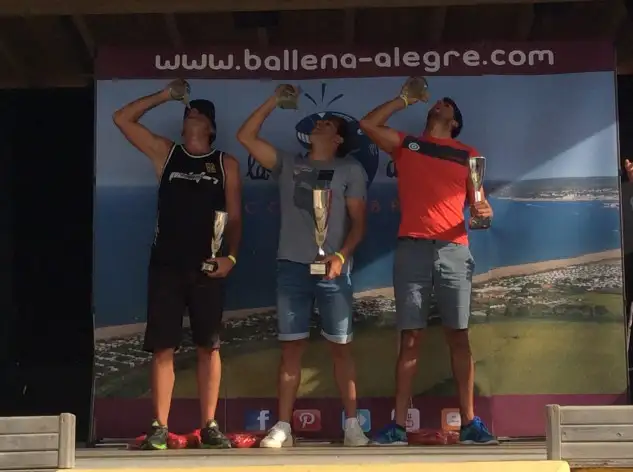 Los premiados de celebración con el típico porrón catalán. Foto: John Carter