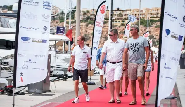 Delimitada por una elegante alfombra roja, la zona Best of Yachting Port Adriano expuso las propuestas de las firmas con base en la marina, una atractiva y heterogénea flota de embarcaciones de vela y motor con esloras comprendidas entre los 5,8 metros de la pequeña semirrígida Nautilus 19 y los 28 metros de la majestuosa Sunseeker Autumn. Entre ambos extremos, modelos nuevos y de ocasión de firmas como Azimut, Chris Craft, Delta, Fjord, Frauscher, Jeanneau, Mochi o Nautor’s Swan.