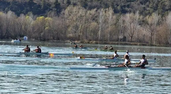 Competición de remo en el Estany de Banyoles