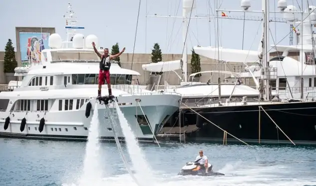 Además de su faceta comercial, Best of Yachting Port Adriano también es entretenimiento. Su intenso programa social se reforzó este año con actividades especiales para celebrar el Marina Day, jornada de puertas abiertas en marinas de toda España. El suculento menú de actividades ofrecido durante todo el fin de semana incluyó exhibiciones de Flyboard y Surf Board, clases de iniciación a la vela o al paddle board, talleres y concursos para niños, bautismo de buceo, música en vivo, proyección de cortometrajes y el ya tradicional desfile de moda Best of Fashion, que convirtió el domingo a la marina en una pasarela de lujo con las propuestas de las boutiques Nova Línea, Leo Ni, Show Shoes, Lirouage y Rosemarine.