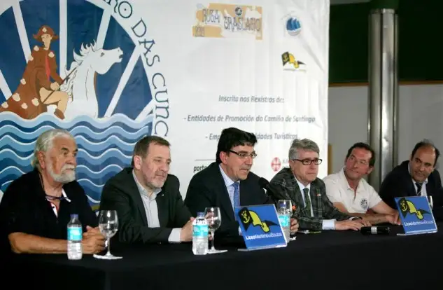La cita con la tradición de la costumbres jacobeas y la práctica del deporte de la vela, fue presentada esta tarde en las instalaciones del Liceo Marítimo de Bouzas, durante el transcurso de una recepción a la que asistieron representantes de instituciones públicas y entidades privadas que la hacen posible, entre las que destacaron su fundador Paulino Freire, el Delegado en Vigo de la Xunta de Galicia, Ignacio López Chaves; el Subdelegado del Gobierno en Pontevedra, Antonio Coello; el gerente del Plan Xacobeo, Rafael Sánchez; el presidente del Liceo Marítimo de Bouzas, José María Bosch; el presidente de la asociación Amigos de la Ruta Marítima del Apóstol Santiago a Galicia, Javier Grande; y el director de la Ruta Marítima, Guillermo Hompanera