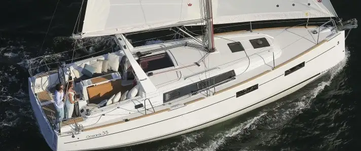 El precio incluye una hora de motor en cada salida. En caso de sobrepasarla, cada hora adicional se facturará a 10.-€/hora. También está incluida la limpieza final exterior de la embarcación. La limpieza interior únicamente se devengará en caso de realizar un uso intensivo del interior de la embarcación y/o del WC, por un importe total de 50.-€ Sólo es necesario en el momento de realizar el contrato de alquiler, una tarjeta de crédito para la pre-reserva de 500.- € de la fianza. El bono pack es para salidas individuales diurnas, es decir, de un sólo día y durante los meses habilitados para el pack (excepto semana santa). Aprovecha las ventajas de alquilar desde el Port Olimpic de Barcelona y desde el Club Náutico de Cambrils, con tarifa plana y despreocúpate de todo. El bono tendrá una validez de 1 año desde la fecha de compra. Itinerario: Condiciones meteorológicas lo permiten, se puede llegar hasta Sitges o el Masnou, fondear y disfrutar de una buena comida, copas a bordo, nadar en alta mar... Requisitos: Ropa cómoda y zapatos , náuticas o bamba deportiva con suela blanca.Se recomienda alguna prenda de abrigo. No padecer ninguna enfermedad que le impida realizar la actividad. Titulación mínima requerida para manejo de la embarcación PER (Patrón de Embarcaciones de Recreo).