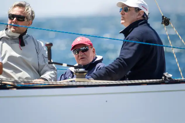 El Rey Don Juan Carlos -en el centro- entre Juan K. y Pedro Campos. Foto: María Muiña