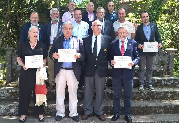 Foto de familia de los nuevos "Amigos de la CEV", entre los que están el ex-secretario de los populares gallegos Jesús Palmóu, nuestro editor Manuel Pedro Seoane, el meterológo Maximino Casares o Jorge Alonso redactor jefe de Náutica Digital entre otros. En el centro Francisco Quiroga, el Gran Maestre de la Cofradía Europea de la Vela.