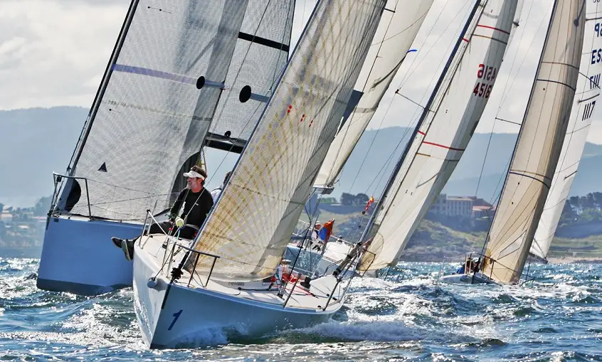 En primer plano "La Luna Nueva" del ovetense Juan Luis Tuero.