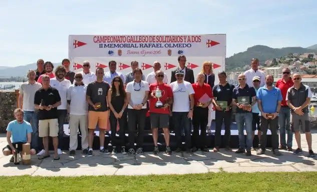 Una vez finalizada la competición, el Monte Real Club de Yates acogió este domingo la entrega de premios a los ganadores, en la que participaron el presidente de la Federación Gallega de Vela, Manuel Villaverde; el alcalde de Baiona, Ángel Rodal; la concejala de deportes de Baiona, María Jesús Martíns; y el presidente y vicepresidente del club organizador, José Luis Álvarez y Alejandro Retolaza. Además de las placas de campeones gallegos y los trofeos del resto de ganadores, los vencedores recibieron un Terras Gauda Magnum por cortesía de Bodegas Terras Gauda.