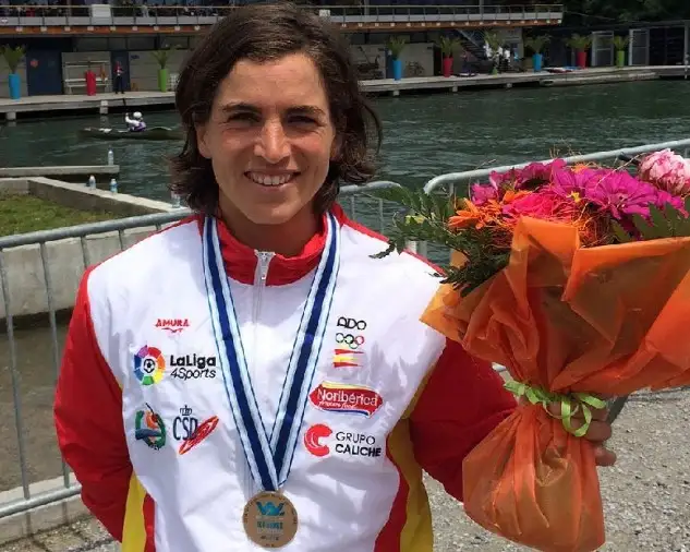 La palista donostiarra Maialen Chourraut se sube de nuevo al podio de Copa del Mundo de Slalom. La jornada de cierre en el canal francés de Pau se inició con las semifinales de K1 femenino logrando el pase a las finales solo Maialen 4ª. En la manga definitiva bronce para la medallista olímpica española que a pesar de dos penalizaciones solo se veía superada por la eslovaca Dukatova y la francesa Lafont. En semifinales de K1 Martínez 11ª, Goikoetxea 18ª y en las de C2 Marzo y Pérez 17º