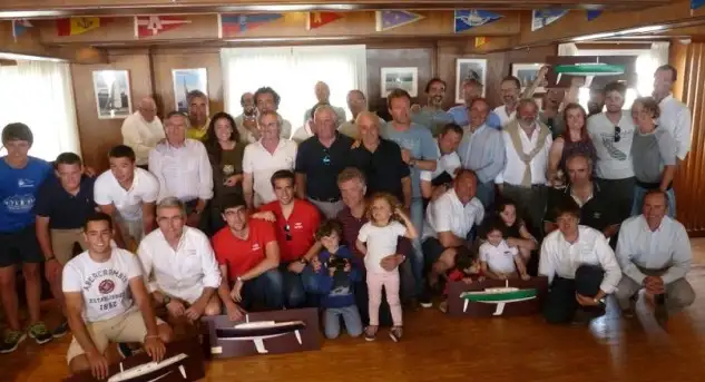 La entrega de trofeos ha sido presidida por el Vicepresidente del RCMS, D. Ignacio Pereda, el Comodoro del RCMS, D. Emigdio Bedia, el vicecomodoro del RMCS, D. Gustavo Arce, el presidente de la FCV, D. Jorge Pineda y el promotor y alma matter de la Regata, D. Antonio Gorostegui. Todos han destacado el espíritu deportivo y de camaradería entre todas las tripulaciones participantes, del buen ambiente y los tres grandes días de regatas que hemos tenido que, tras la prueba del primer día, todos han sido ganadores.