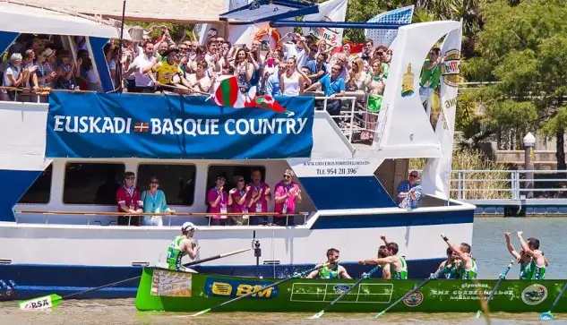 Hondarribia en el momento de concluir su regata en el Guadalquivir (Foto Javi M.Zapata)