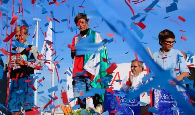 La última jornada de la Copa de España de Optimist, con tres pruebas completadas, ha deparado muchas sorpresas, especialmente en la parte más alta de la clasificación, en la que el mallorquín Conrad Konitzer ha dejado escapar el título. El podio lo cierran Konitzer, en segunda posición, y el local Arnau Gelpí, tercero. En absoluto femenino Alba Trigo (RCN Sanxenxo) se ha adjudicado el oro. En SUB 13 se ha proclamado vencedor Román Bono (RCR Alicante) y en féminas de la misma categoría, Laura Martínez (RCN de Palma).