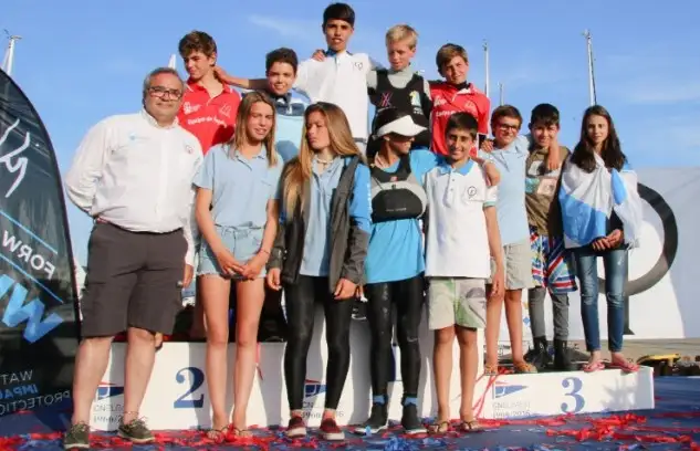 Carlos Torrado feliz posando con los componentes de los equipos nacionales en el Mundial y en el Europeo 2016 (Pep Portas)